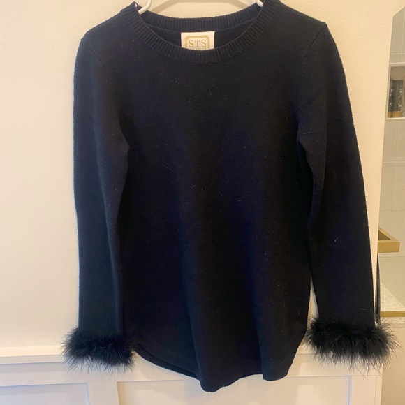 STS Sweater with faux fur sleeves - Picture 2 of 3